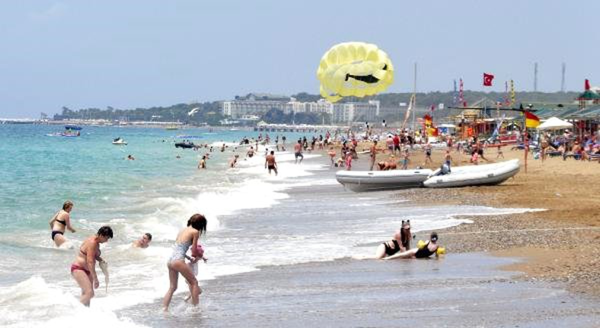 Manavgat\'ta oteller ve sahiller doldu