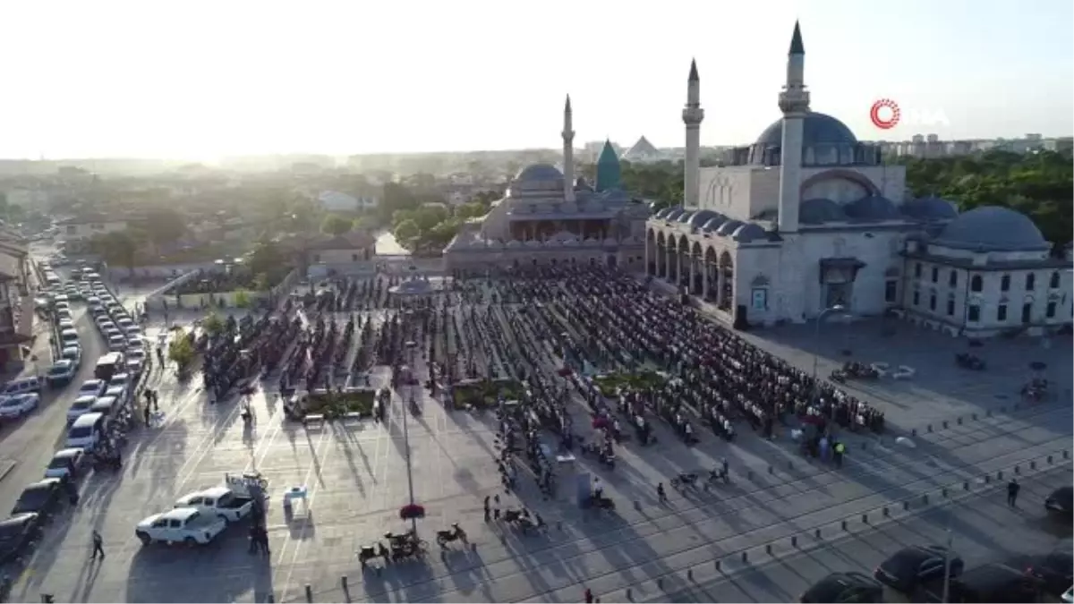 Mevlana Meydanı\'nda bayram namazı coşkusu havadan görüntülendi