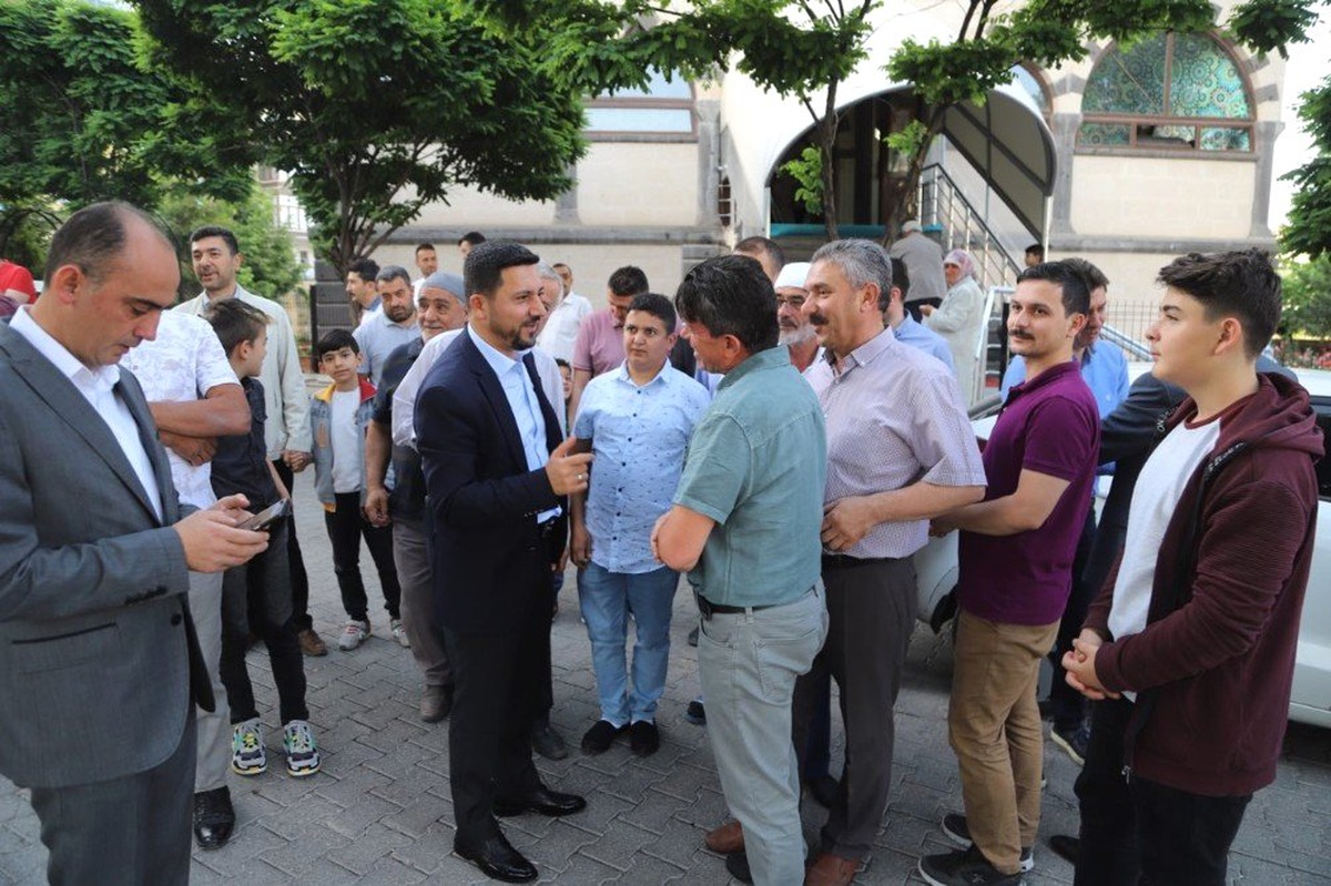 Nevşehir Belediye Başkanı Arı, Bayram namazı çıkışı vatandaşlarla bayramlaştı