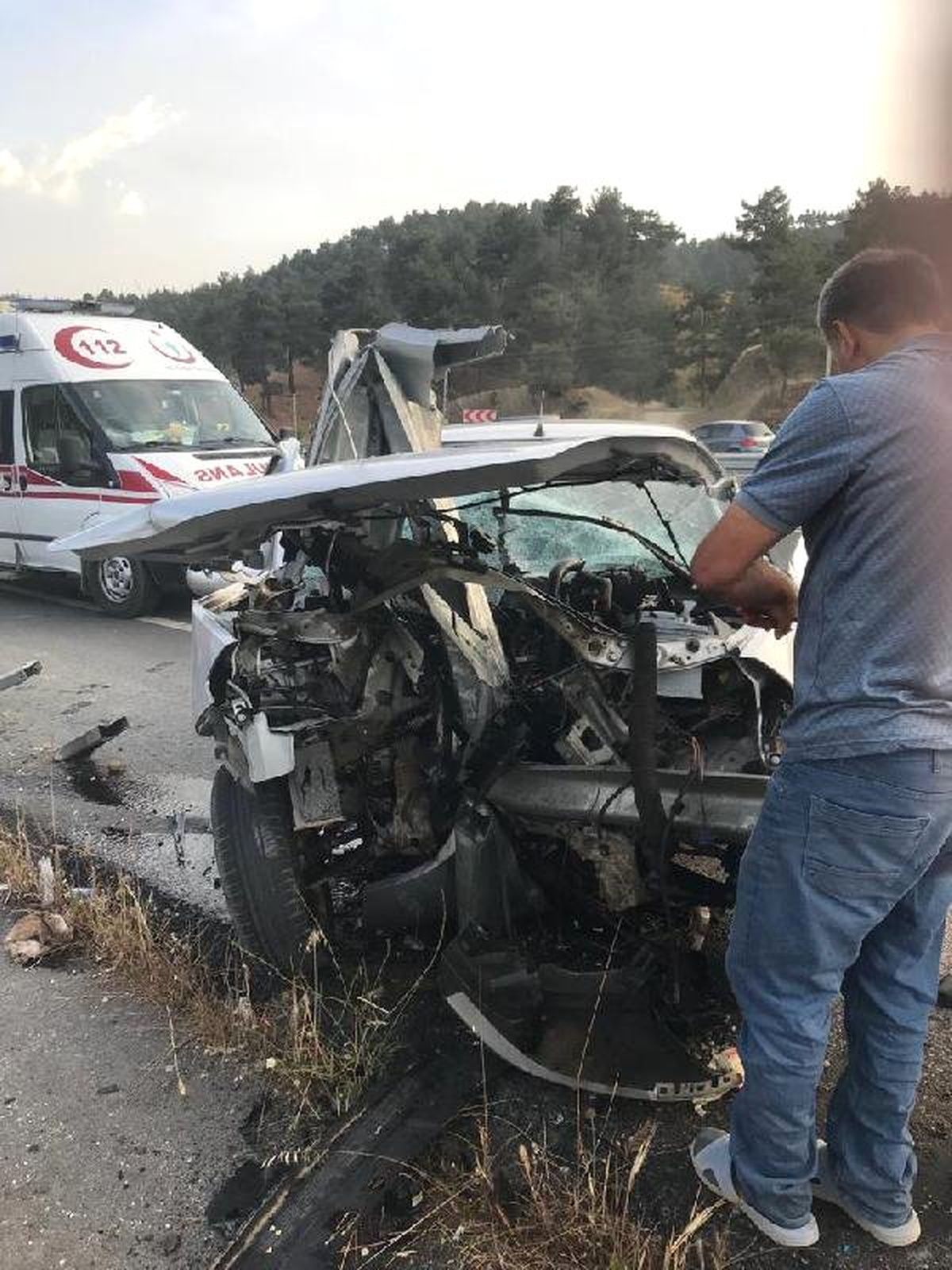 Otomobil bariyerlere çarptı: 1\'i polis 4 yaralı