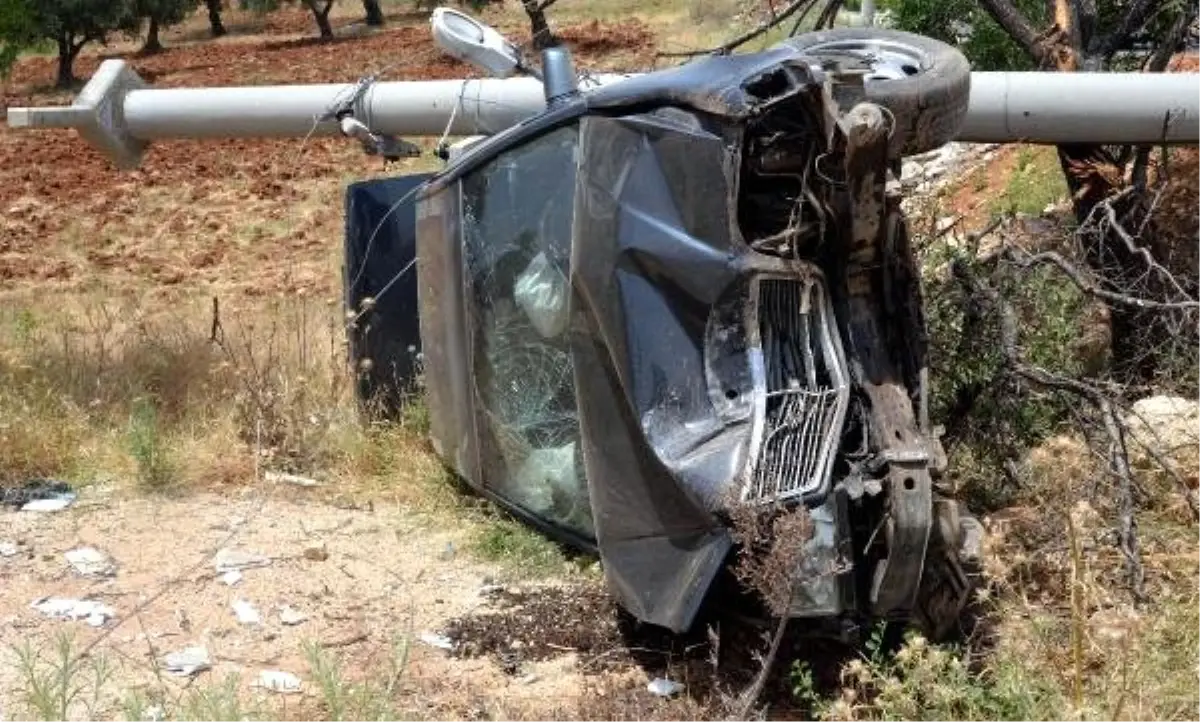 Otomobilin çarptığı direk üzerine devrildi: 3 yaralı