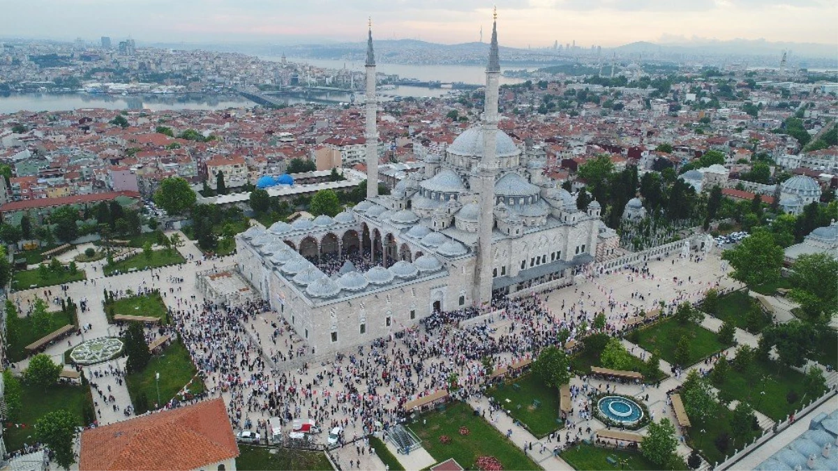 (ÖZEL) Fatih Camii\'nde bayram namazı havadan görüntülendi