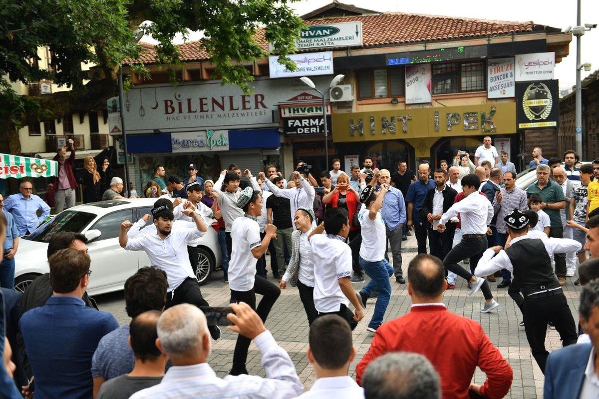 (ÖZEL) Uygur Türkleri, Çin tarafından yasaklanan 400 yıllık geleneklerini Bursa\'da yaşattı