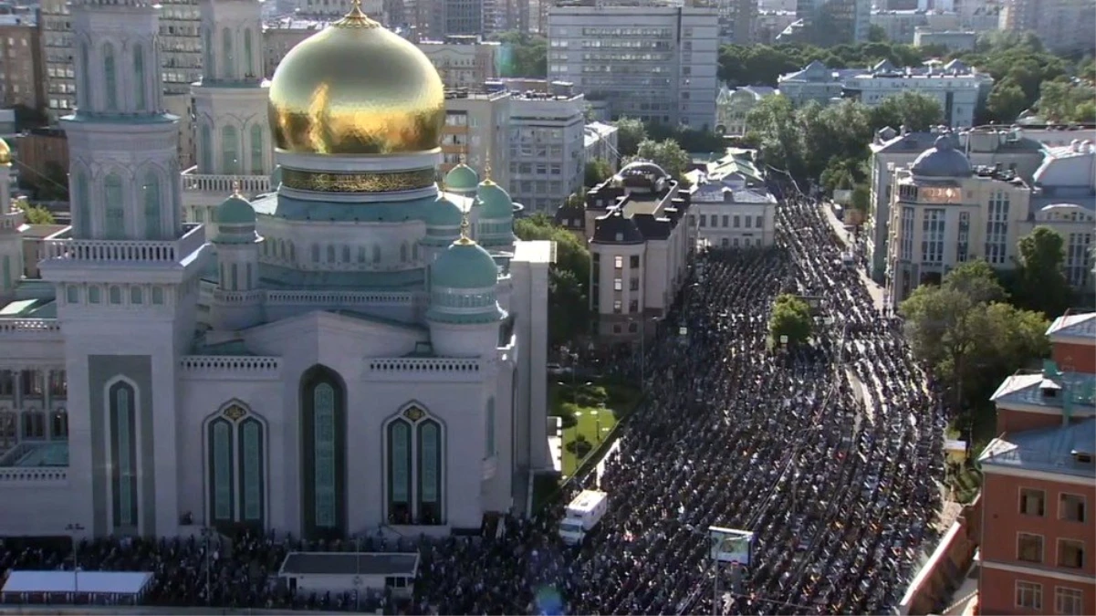 Rusya\'da Müslümanlar bayram namazı için camilere akın etti