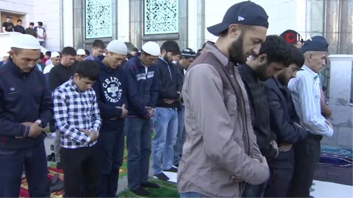 Rusya\'da Müslümanlar Bayram Namazı İçin Camilere Akın Etti