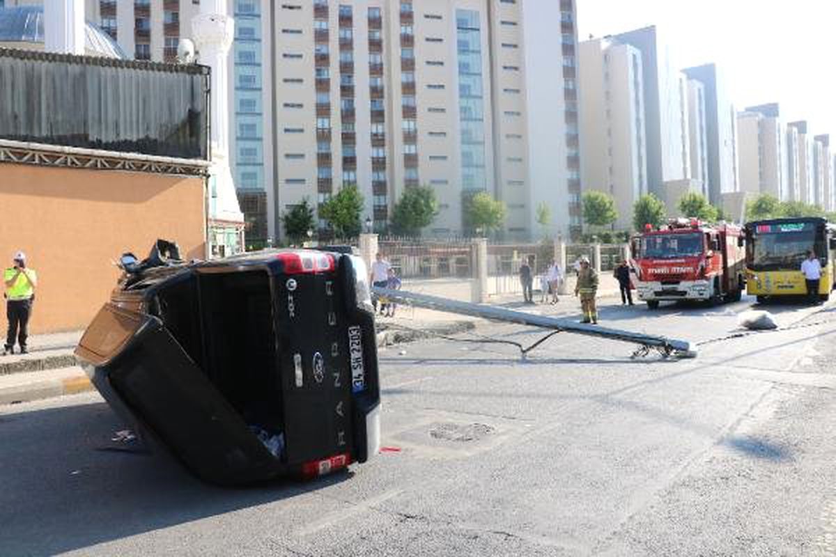 Sancaktepe\'de elektrik direğine çarpan kamyonet takla attı: 6 yaralı