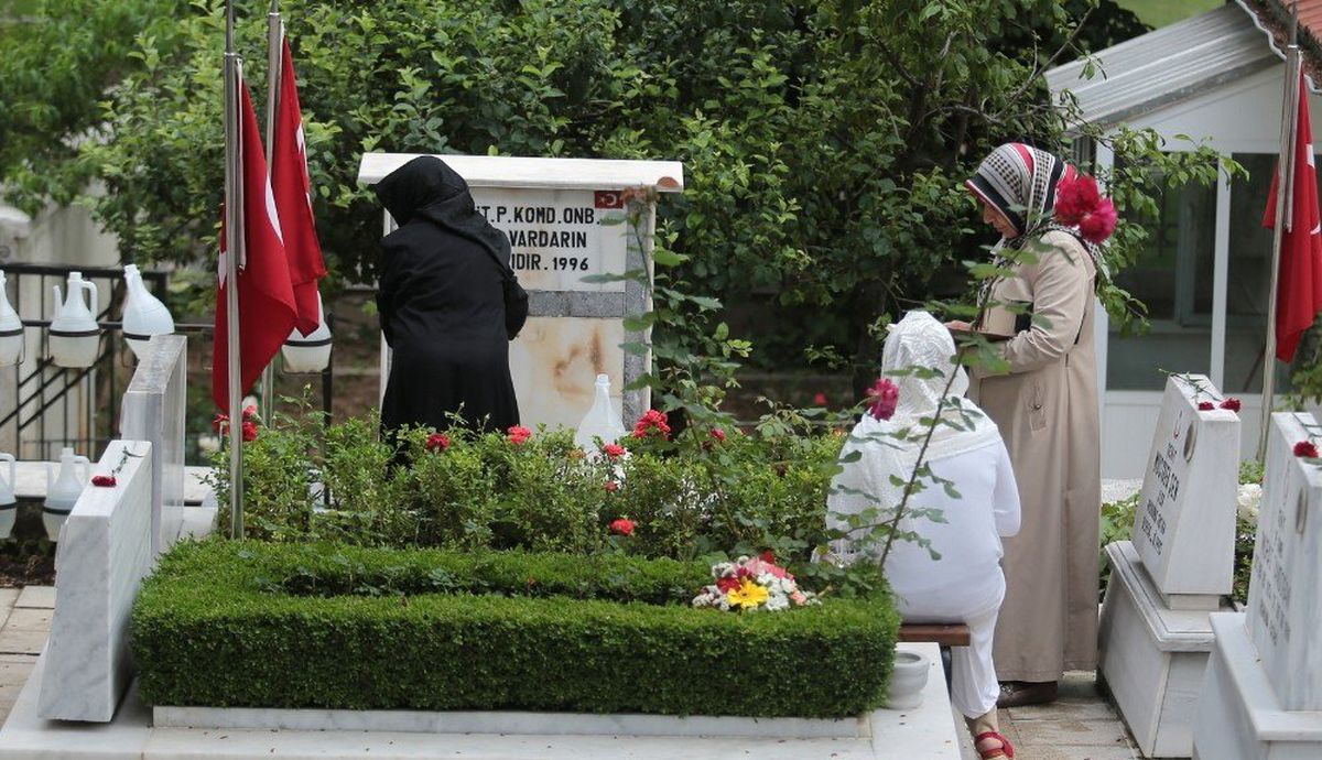 Şehitlikte buruk bayram