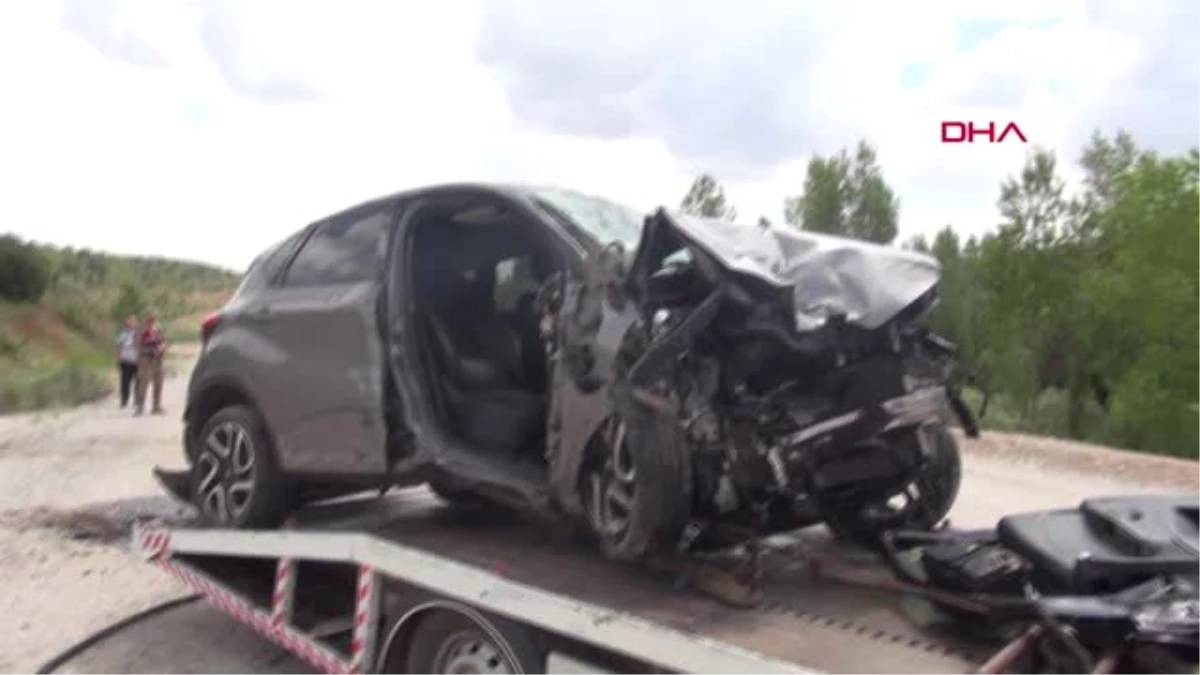 Sivas Duvara çarpan otomobil devrildi 1 ölü 1 yaralı