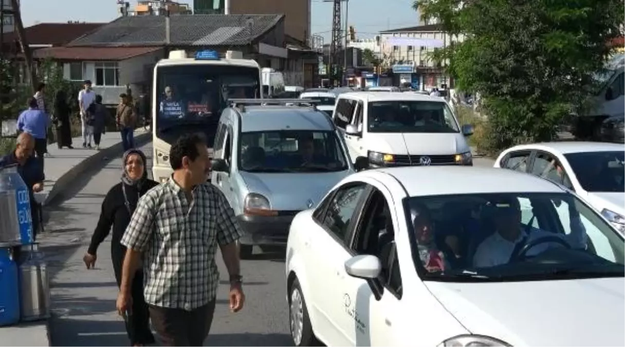 Sultangazi\'de mezar ziyareti trafiği kilitledi