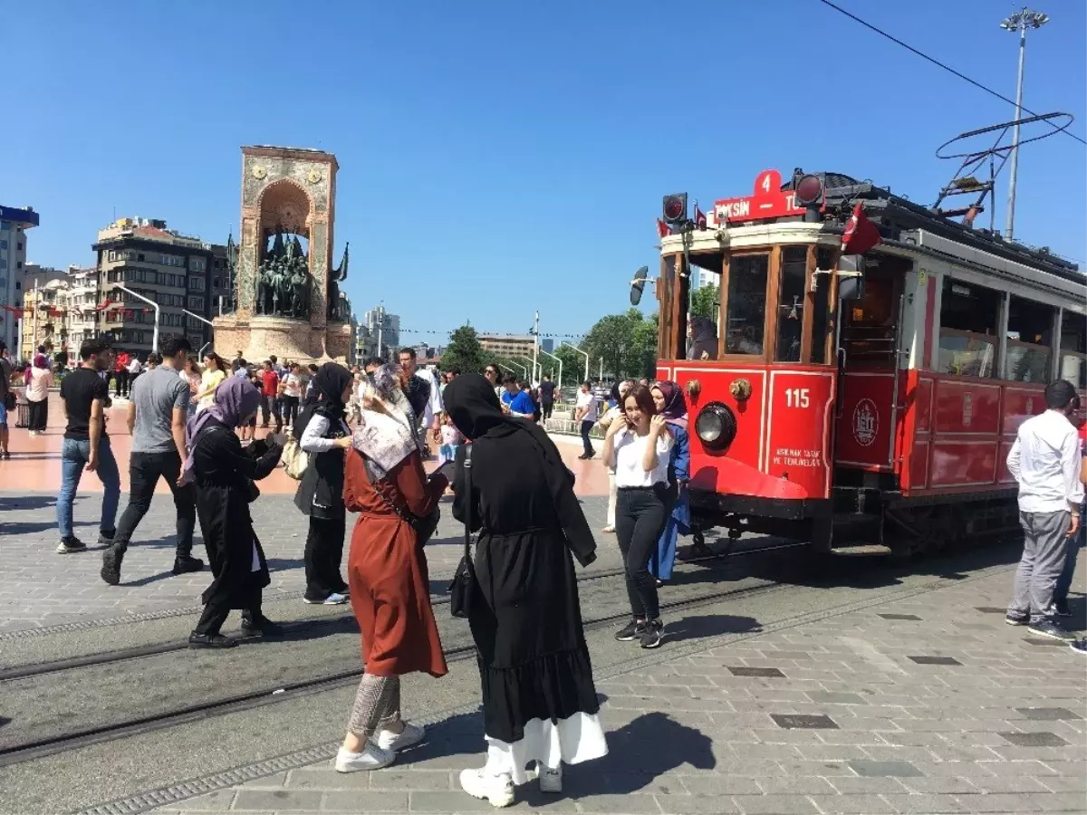 Taksim ve İstiklal\'de bayram yoğunluğu