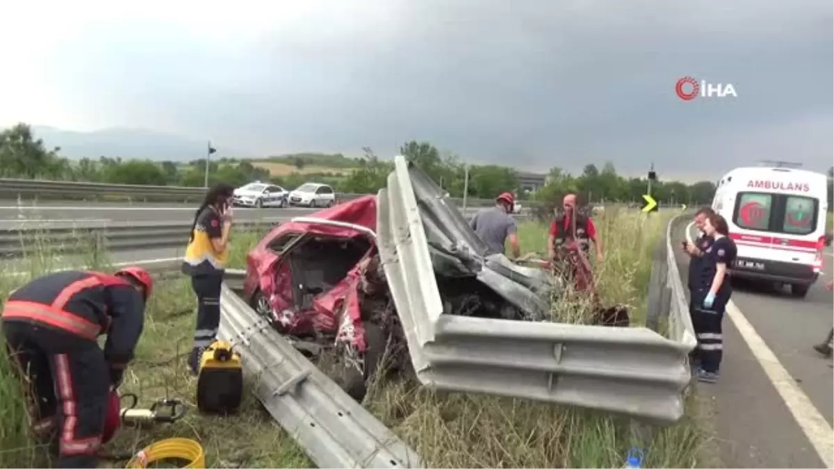 TEM\'de aşırı hız ve alkol kaza getirdi... Hurdaya dönen otomobilde 2 kişi hayatını kaybetti