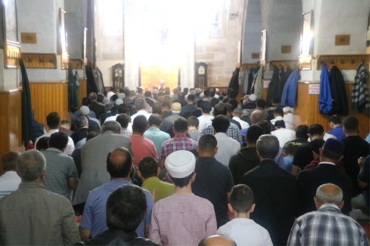 Ulu Cami bayram sabahında doldu taştı