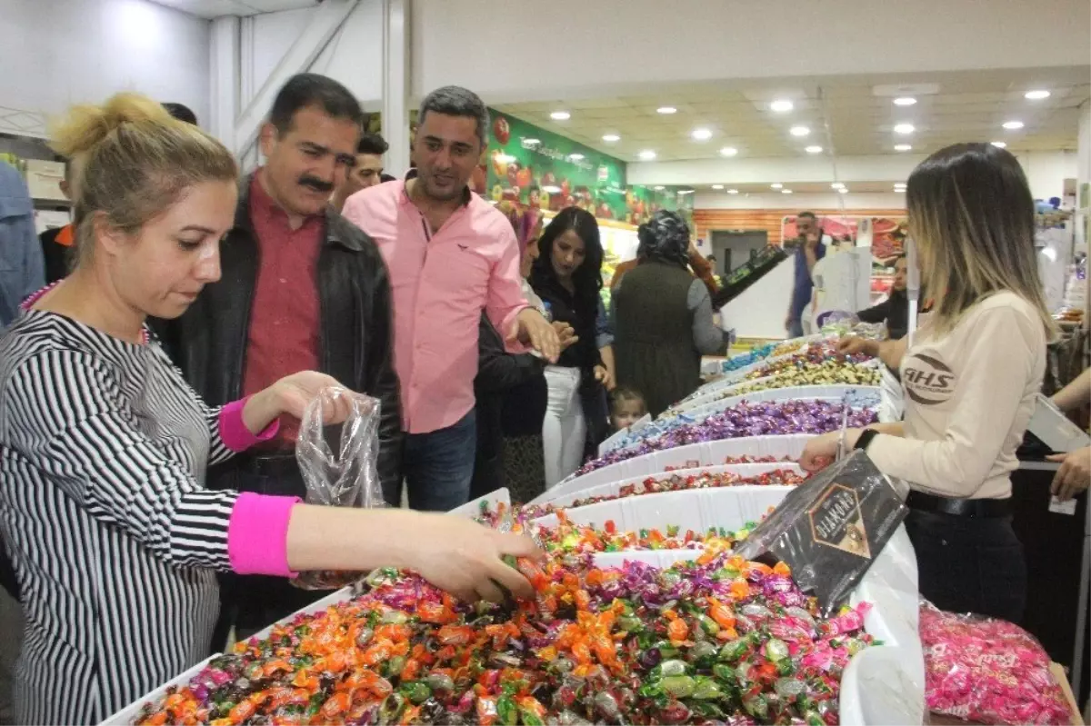 Vali Akbıyık, halkla bayramlaştı, oyuncak dağıttı