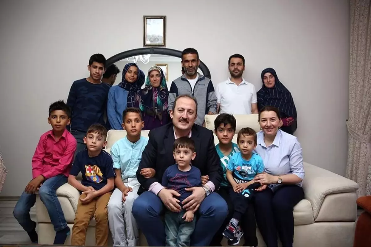 Vali Pehlivan, koruyucu ailelerin evlerine misafir oldu