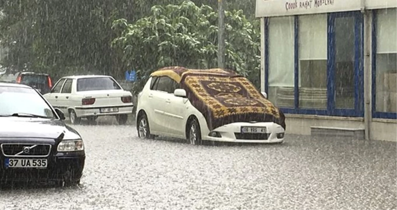 12 saattir aralıksız yağan dolu kentte panik yarattı! Vatandaşlar araçlarını halıyla korudu