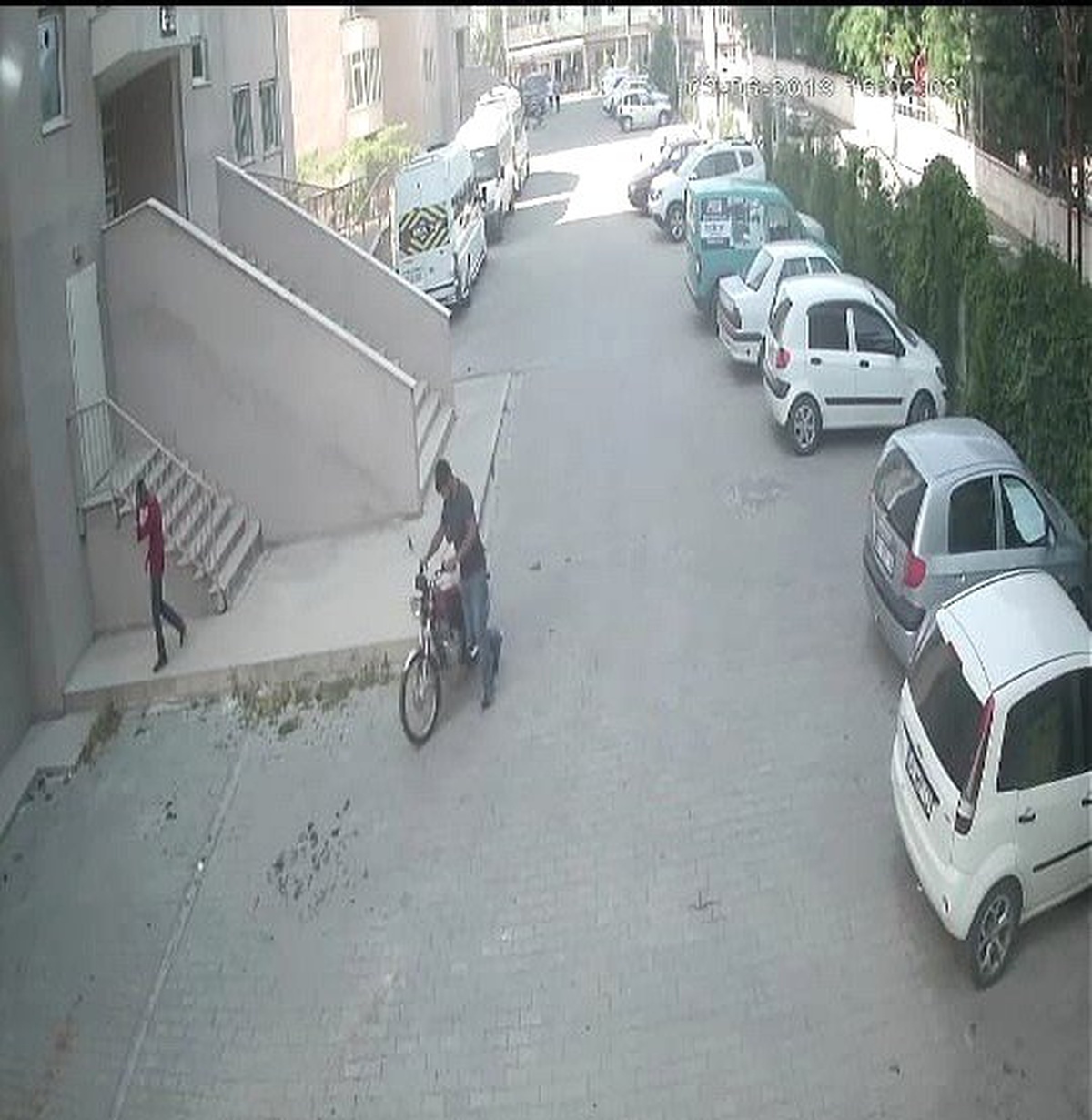 24 saniyede motosikleti çaldılar