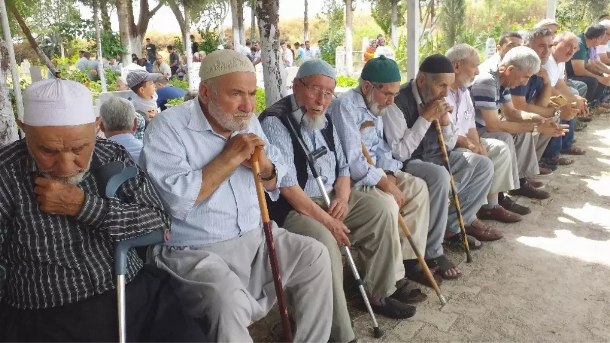 25 yıldır hatim duası yapıp mezarlıkta bayramlaşıyorlar