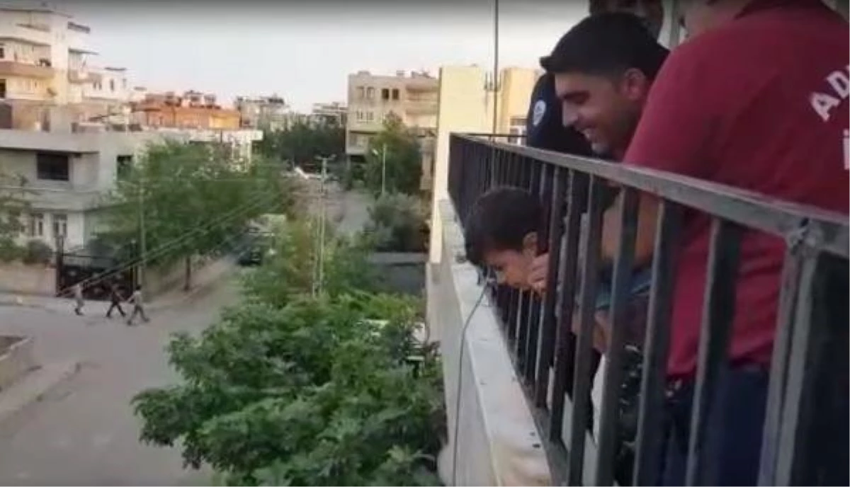 Balkon demirinin korkuluklarına başı sıkışan çocuk kurtarıldı