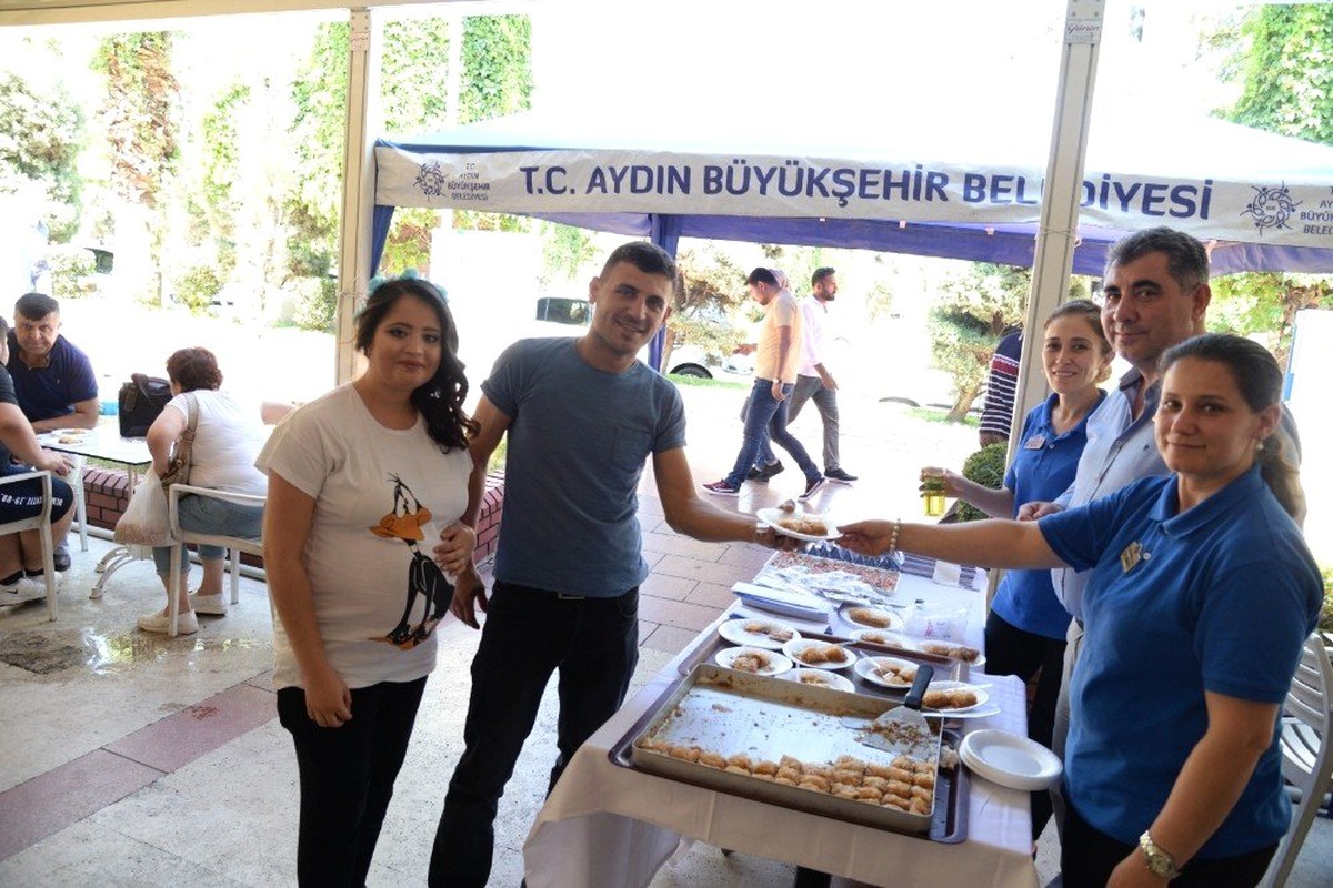 Büyükşehirden baklavalı bayramlaşma