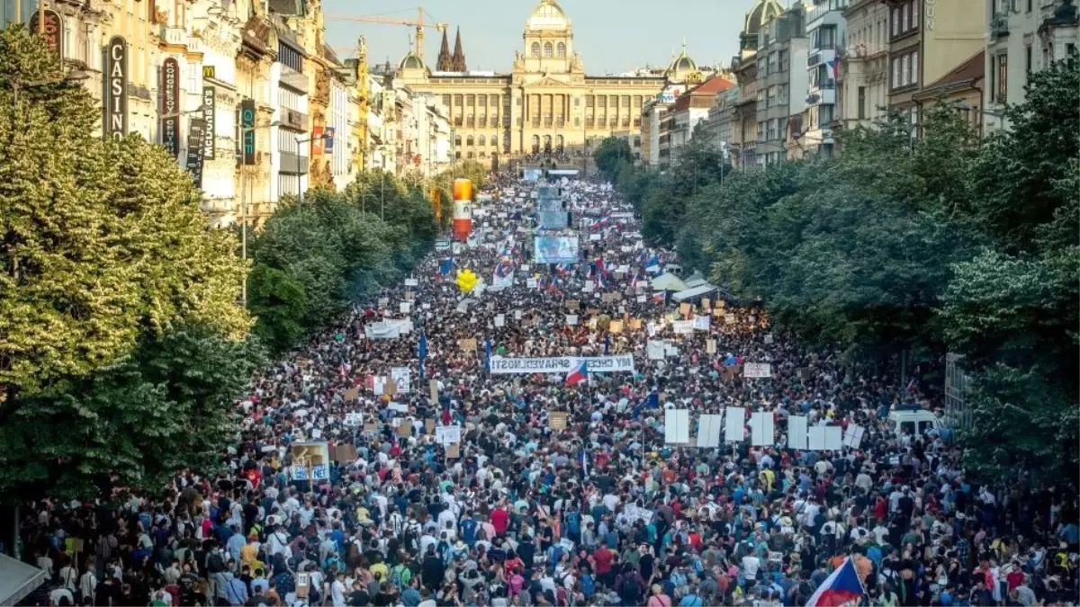 Çekya\'da \'komünizmin çöküşünden bu yana en büyük\' protesto gösterileri