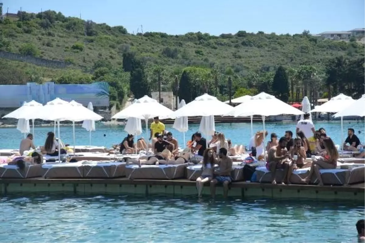 Çeşme\'de gündüz plajlar, gece Alaçatı sokakları doldu