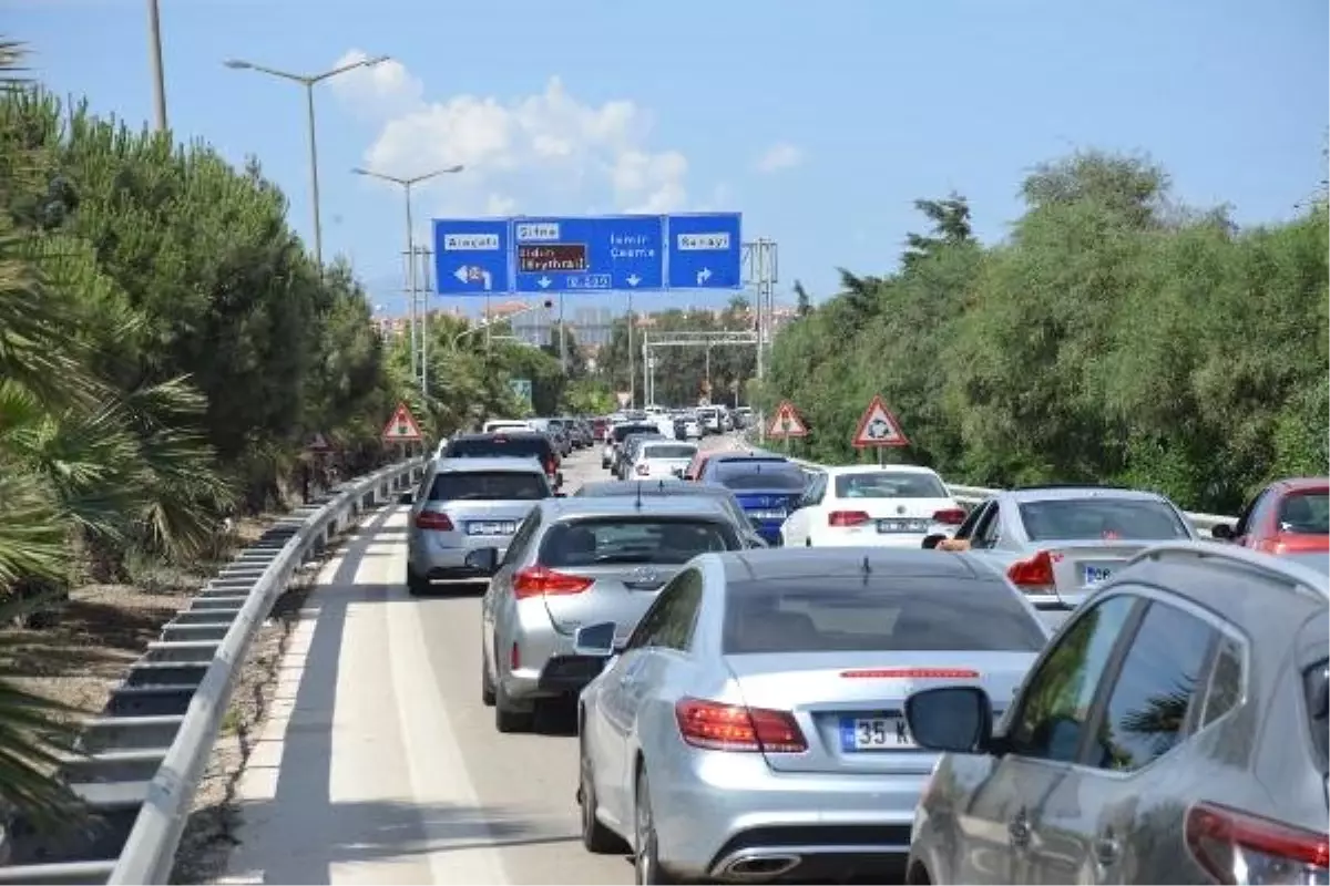 Çeşme\'de uzun araç kuyrukları oluştu