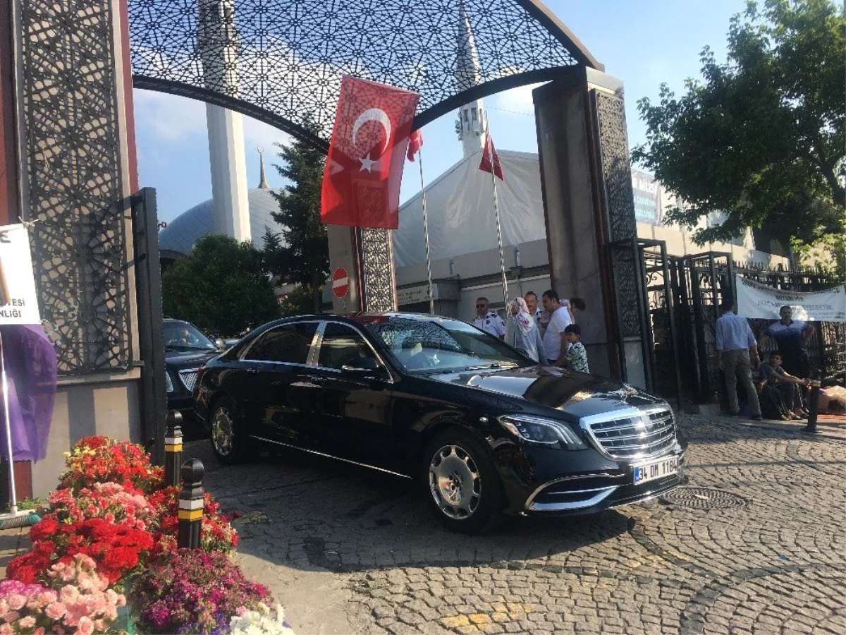 Cumhurbaşkanı Erdoğan, 15 Temmuz şehidi Erol Olçok\'un mezarını ziyaret etti