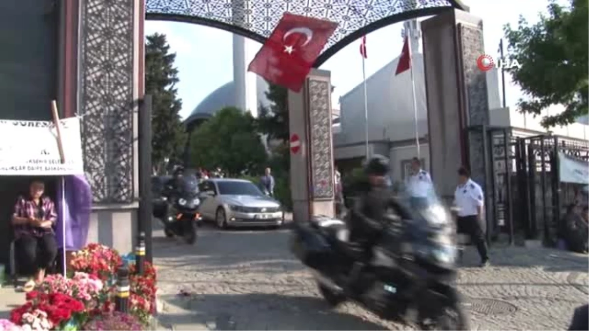 Cumhurbaşkanı Erdoğan 15 Temmuz şehidi Erol Olçok\'un mezarını ziyaret etti