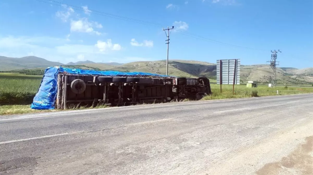 Direksiyon hakimiyeti kaybolan tır yoldan çıktı: 1 yaralı