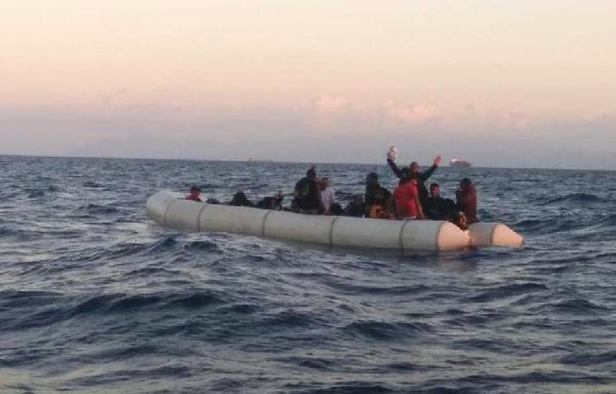 Foça\'da 35 kaçak göçmen kurtarıldı