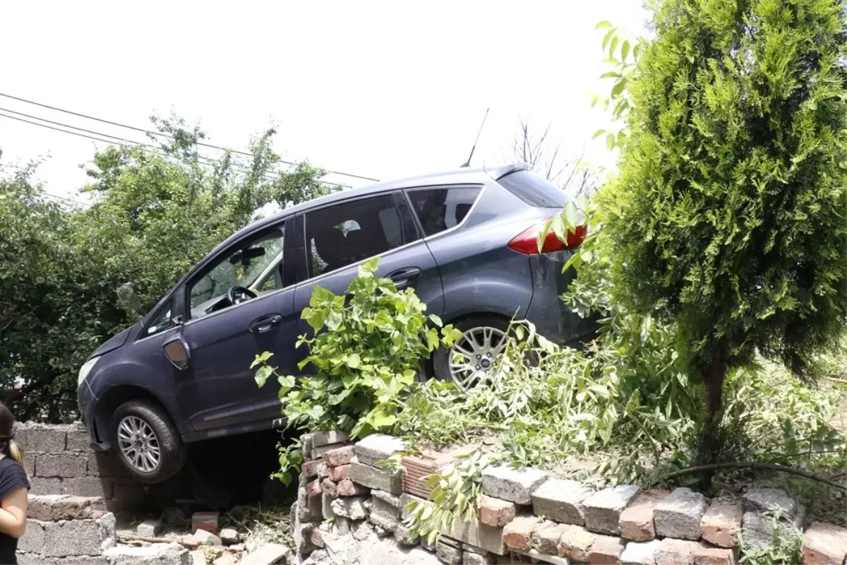 Freni patlayan otomobil bahçeye uçtu: 4 yaralı