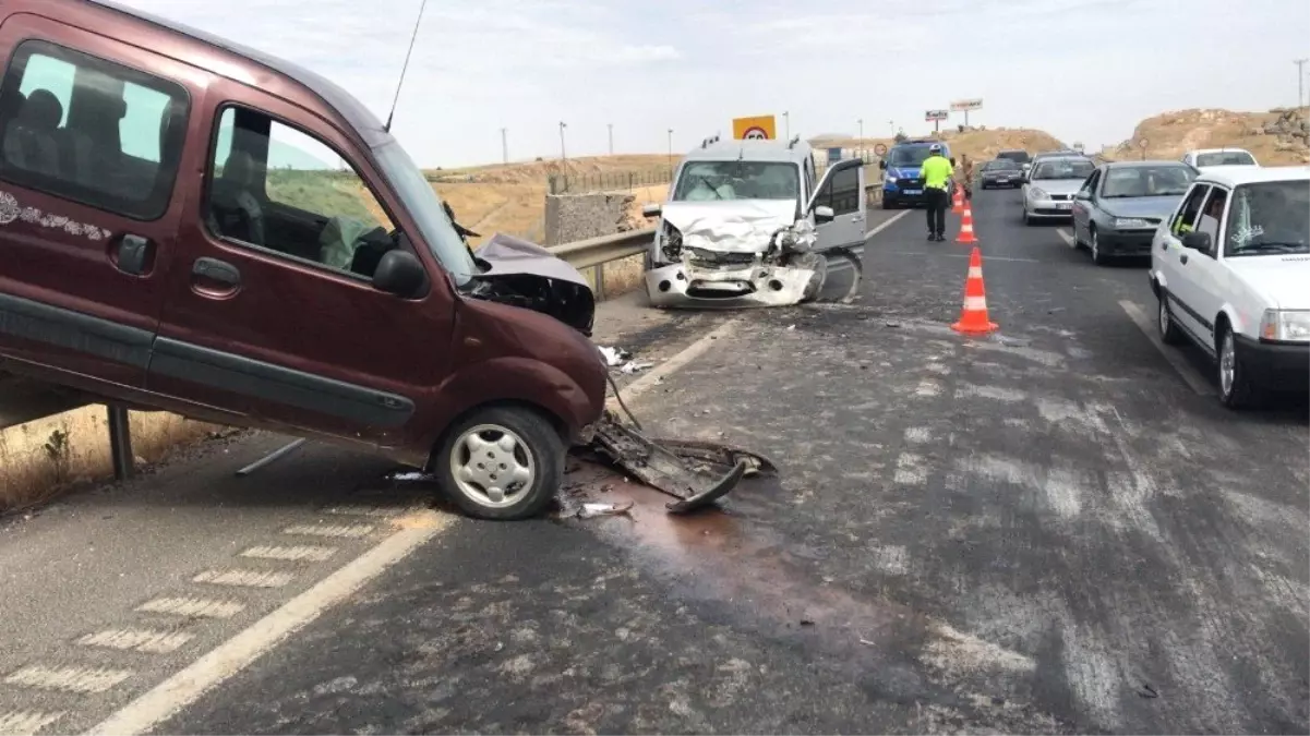 Gaziantep\'te iki araç kafa kafaya çarpıştı: 4 yaralı