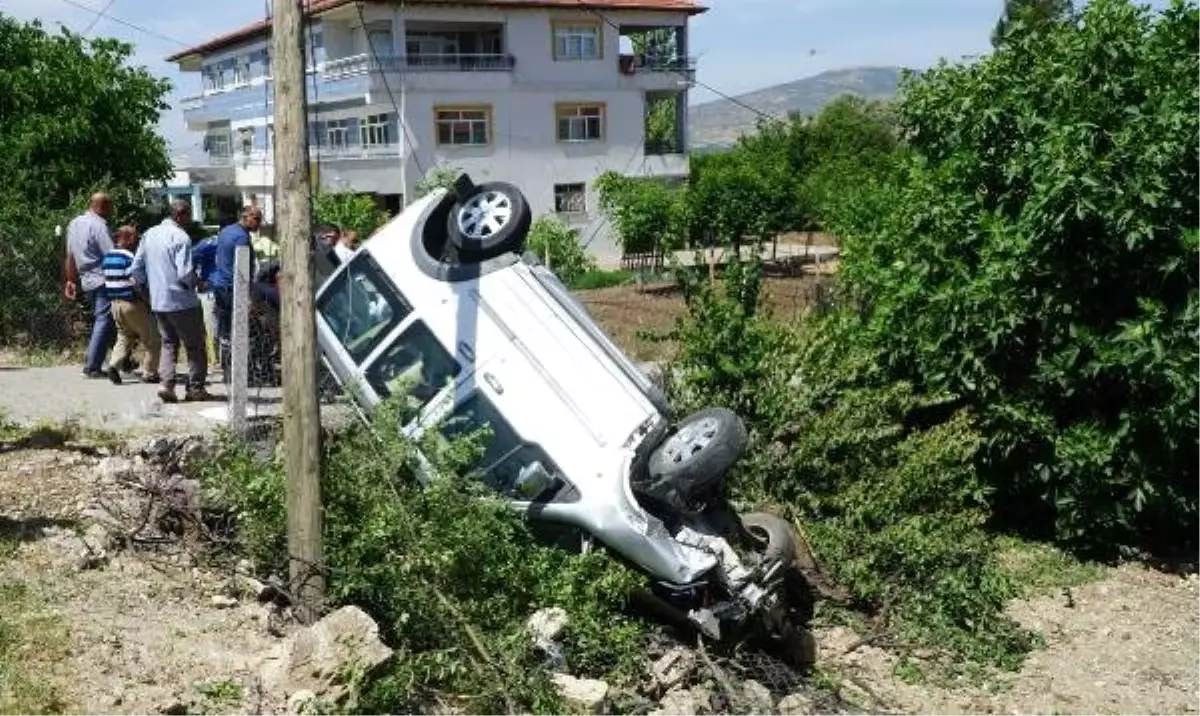 Hafif ticari araç, şarampole devrildi: 3 yaralı