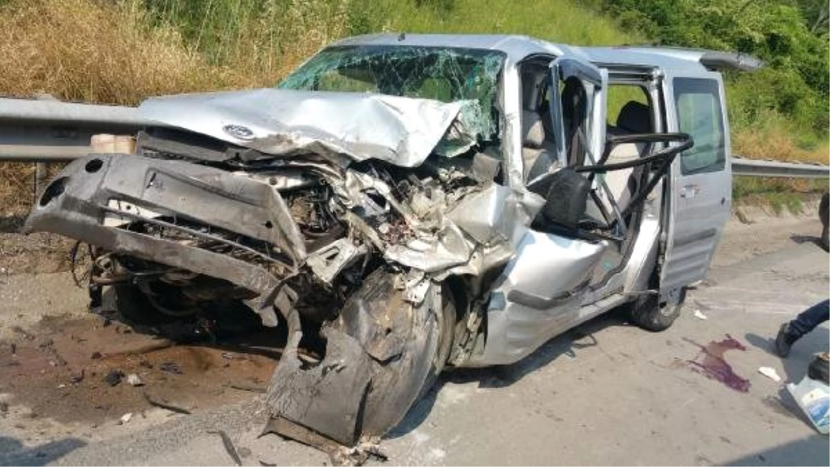 Hafif ticari araç TIR\'a çarptı: 3 yaralı