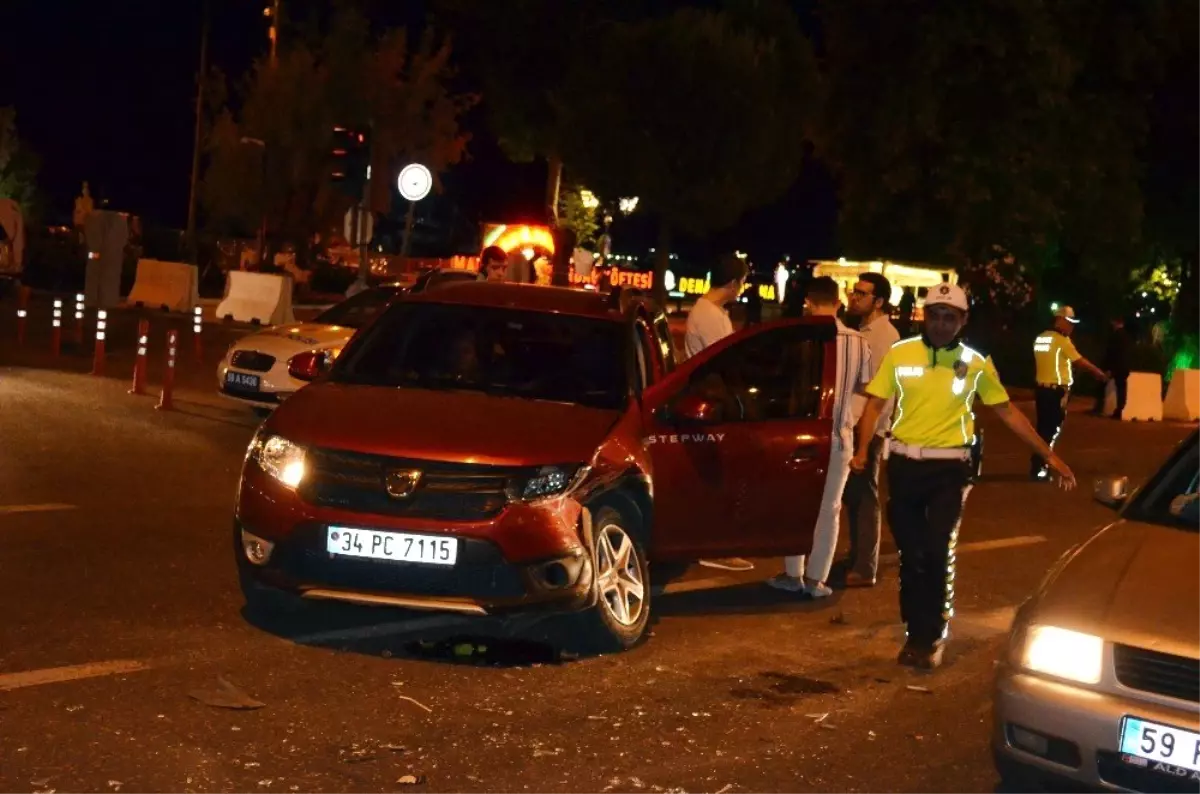 İki aracın karıştığı kaza sahil yolunda aksamalara neden oldu