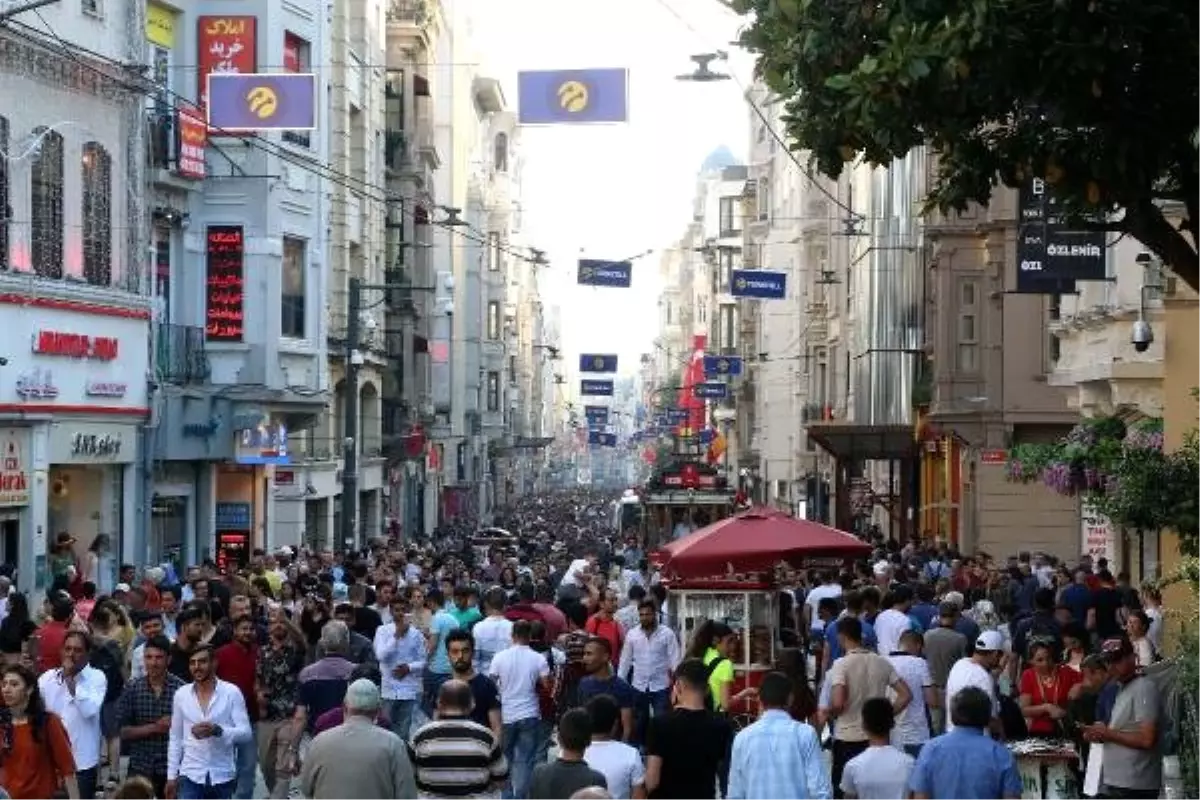 İstiklal Caddesi\'nde bayram yoğunluğu