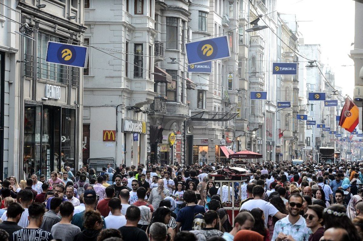İstiklal Caddesi\'nde insan seli