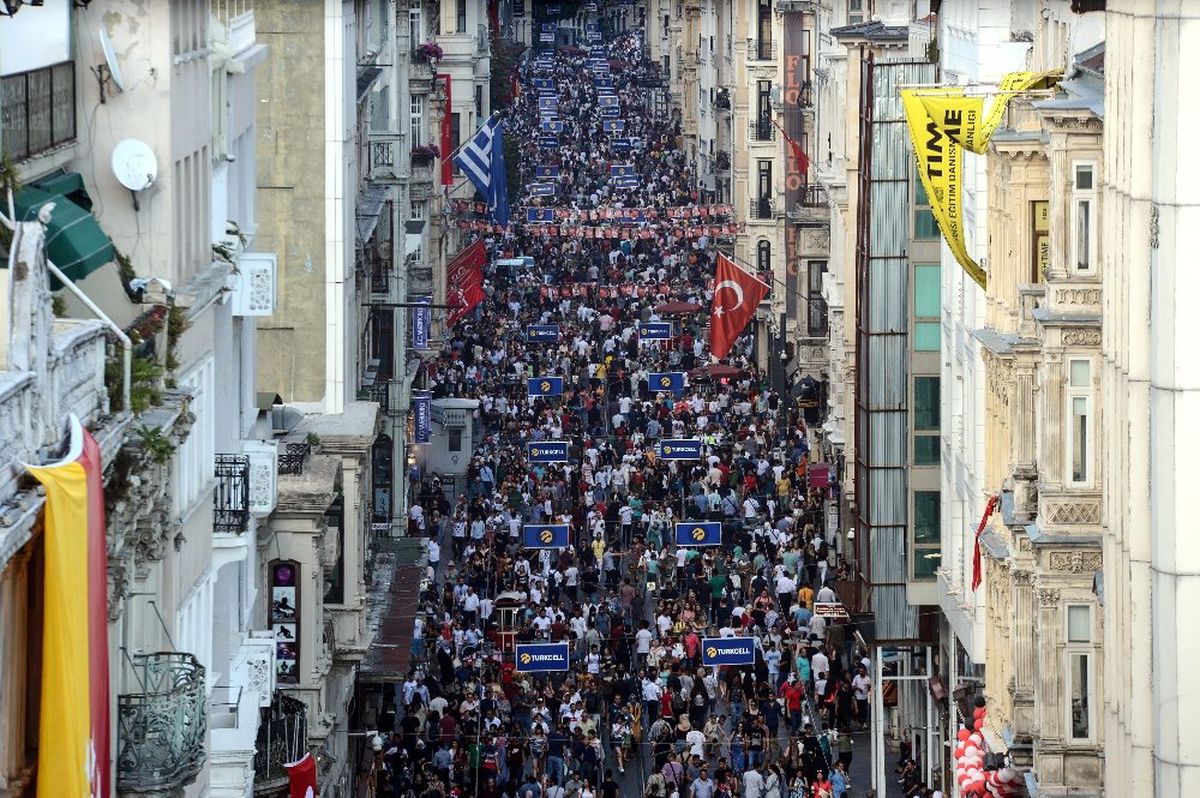 İstiklal Caddesi\'nde insan seli