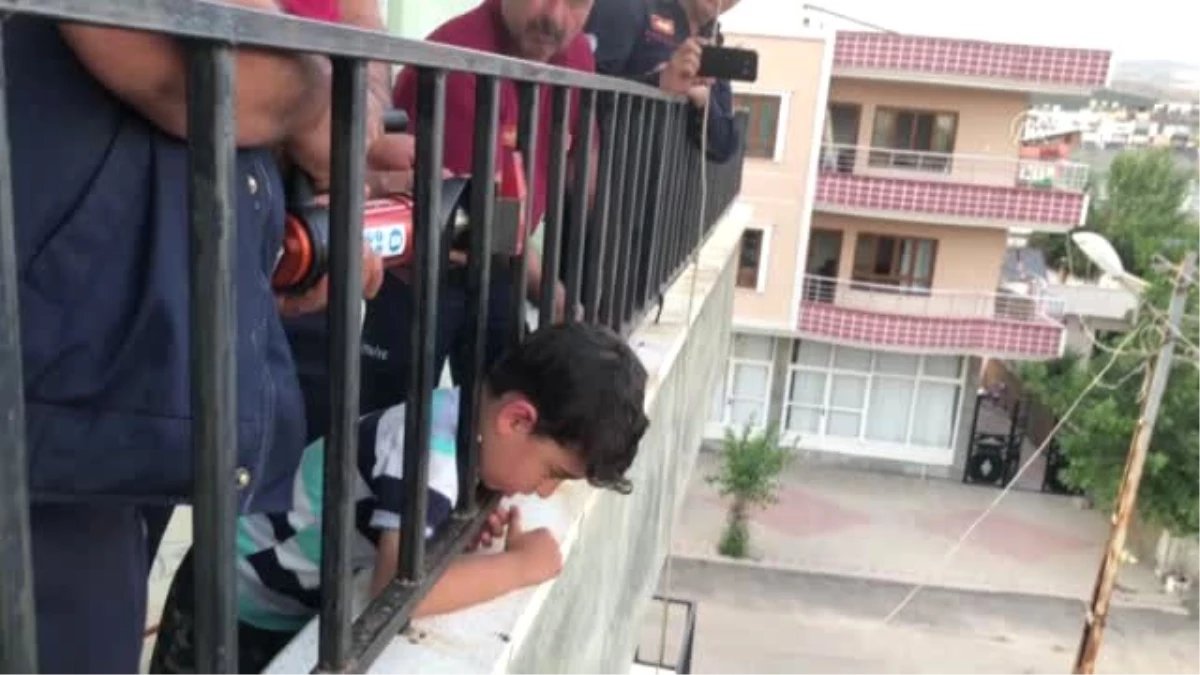 Kafası balkon korkuluğuna sıkışan çocuk kurtarıldı