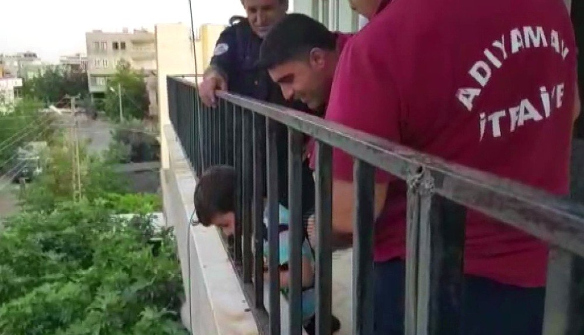 Kafasını demir korkuluklara sıkıştıran çocuk kurtarıldı