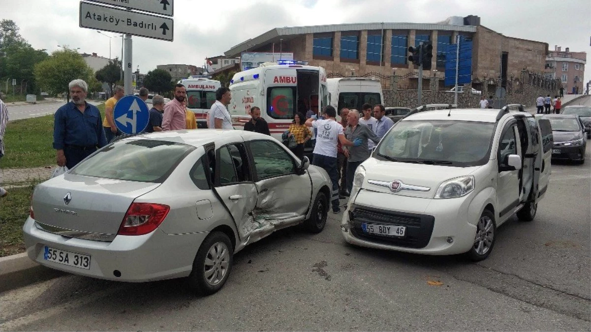 Kavşakta ambulansa yol vermek isteyen otomobil kaza yaptı: 11 yaralı