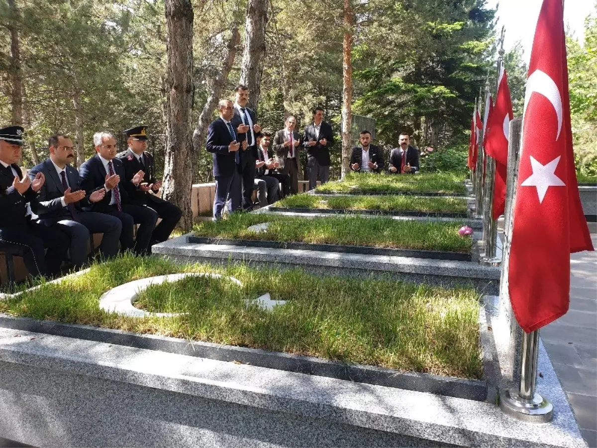 Kaymakam ve Belediye Başkanı çalışan personel ile bayramlaştı