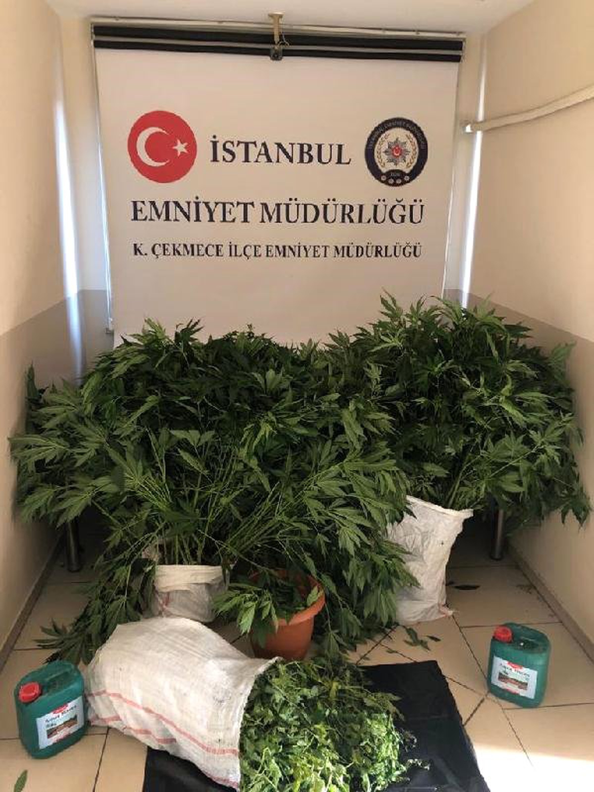 Küçükçekmece\'de oto yıkamacıya yapılan uyuşturucu operasyonu kamerada