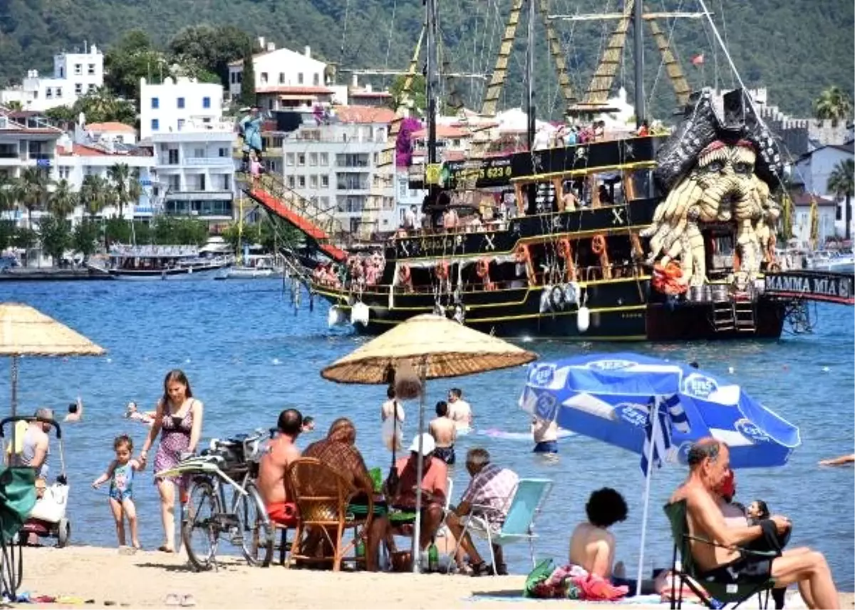 Marmaris\'te plajlar ve yürüyüş yolları tatilcilerle doldu