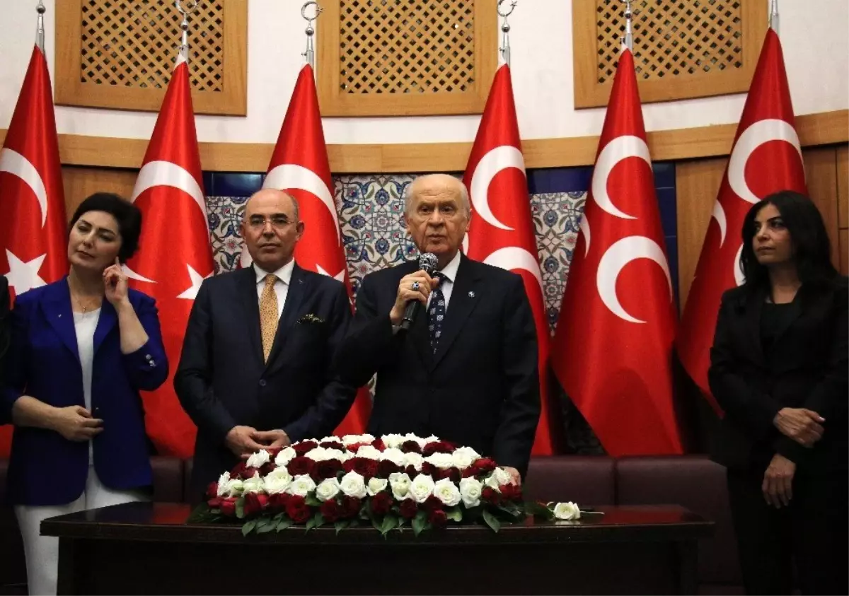 MHP Lideri Bahçeli partililerle bayramlaştı