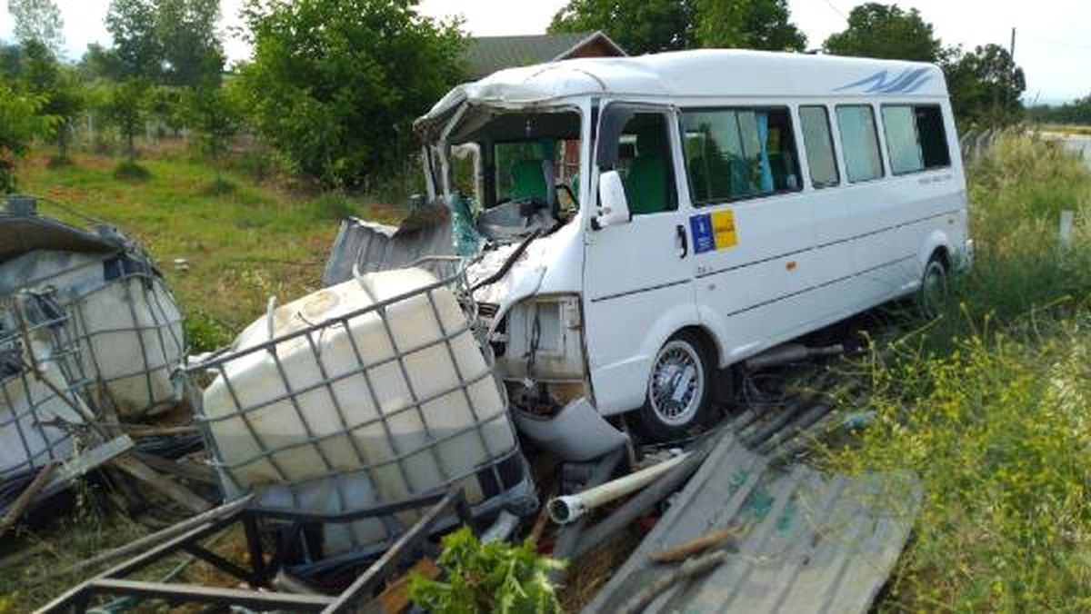 Minibüs, su depolarına çarptı: 4 yaralı