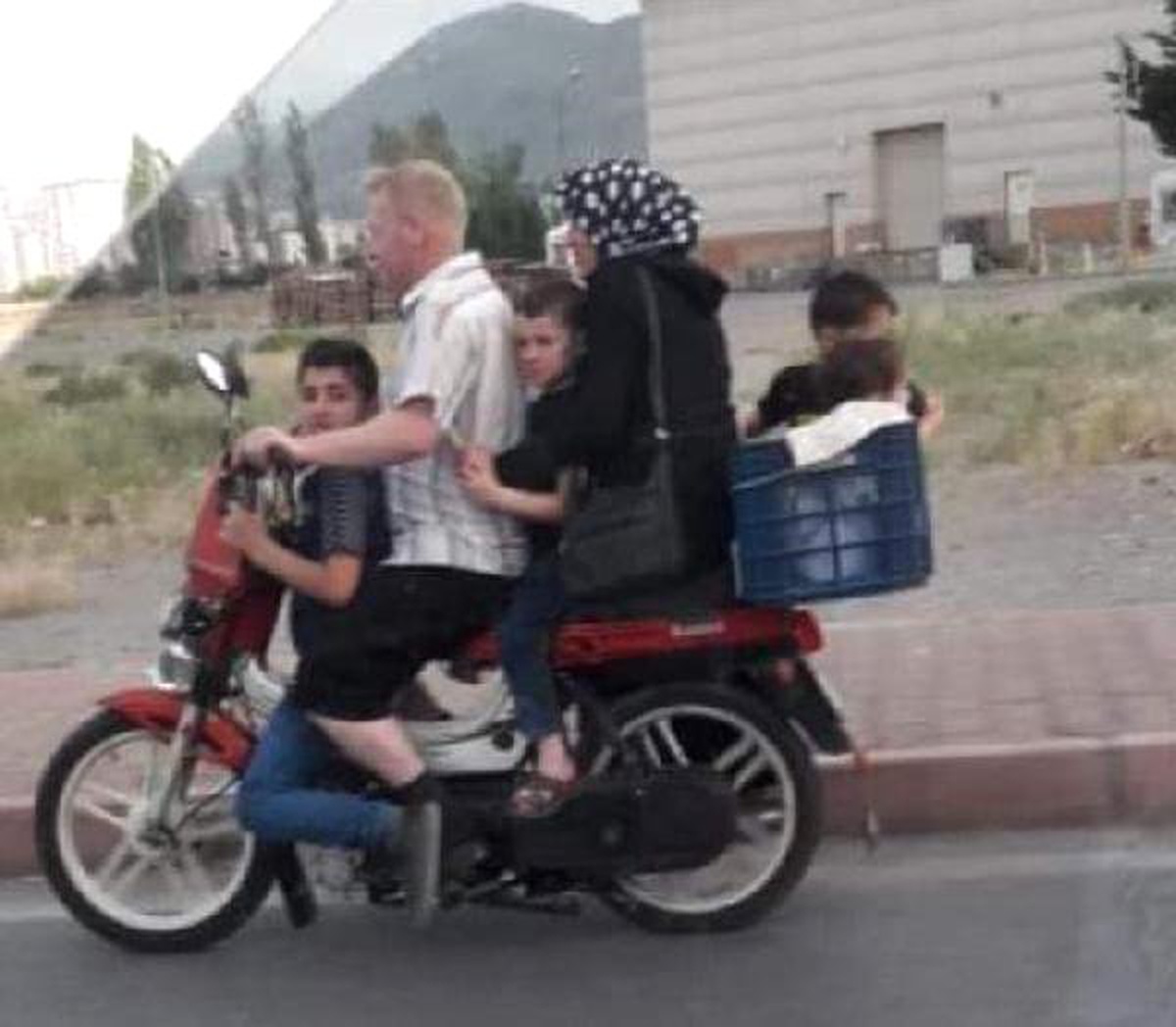 Motosiklette 6 kişi ile tehlikeli yolculuk