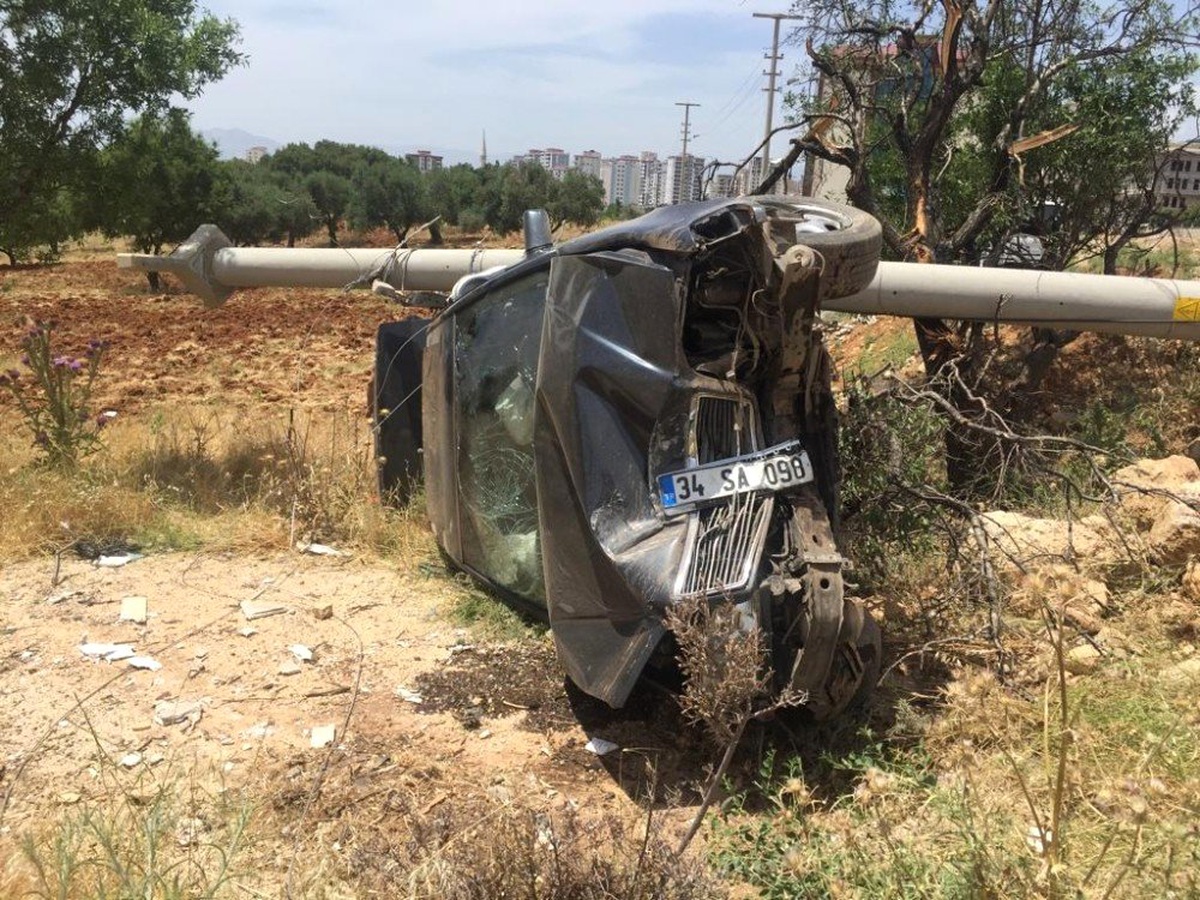 Otomobil elektrik direğine çarptı: 3 yaralı