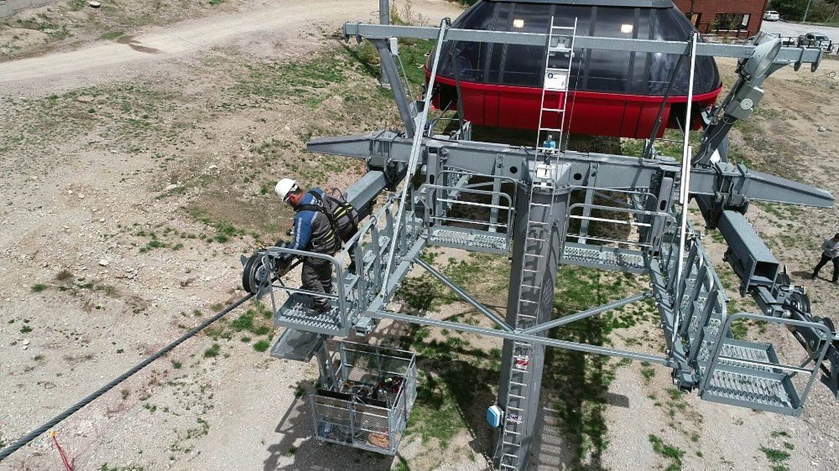 (Özel) Erciyes\'te teleferiklerin örümcek adamları