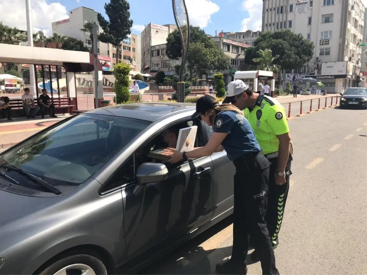 Polislerden sürücülere bayram çikolatası